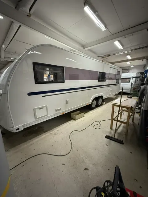 Adria 663 efter sidoskadereparation