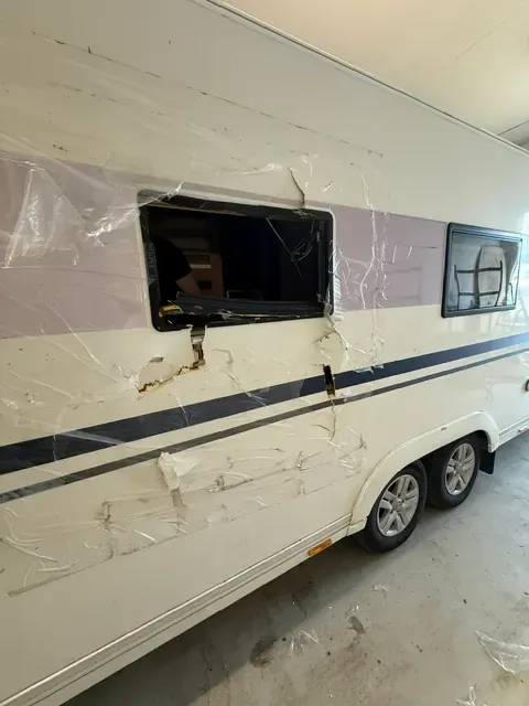 Adria 663 med allvarlig sidoskada före reparation