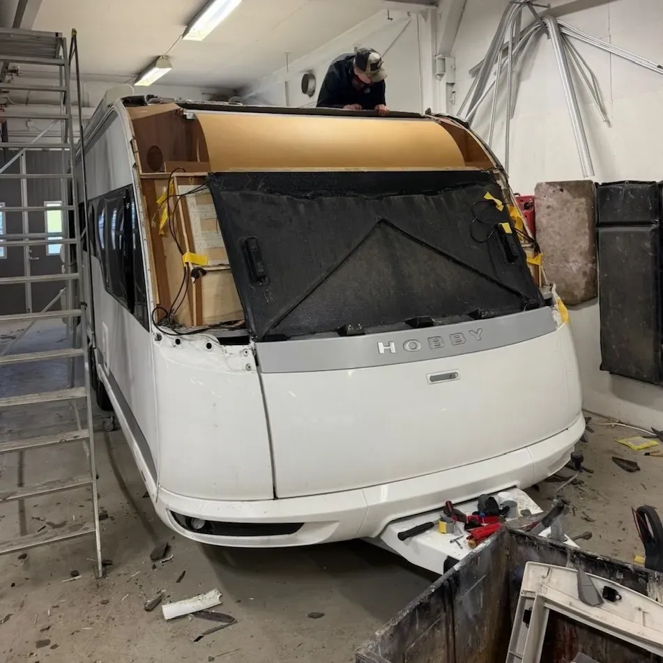 Hobby-husvagn under frontreparation i verkstan