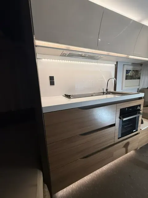 Modernt husvagnskök efter renovering, bänk och belysning